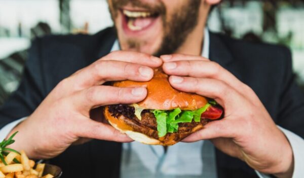 ハンバーガーを食べる男性