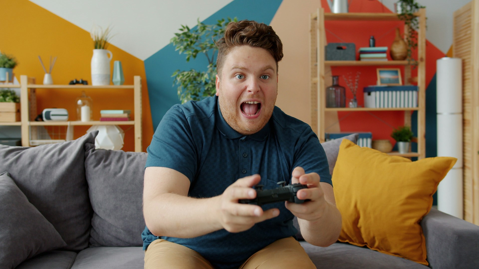 興奮した表情でビデオゲームをする男